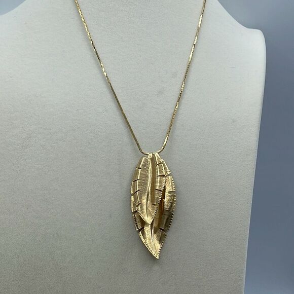 Vintage double leaf moving pendant necklace gold colored. - Picture 9 of 10